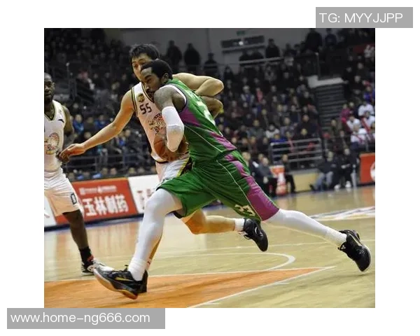 掘金与湖人激战正酣JR史密斯回归助力球队争夺胜利